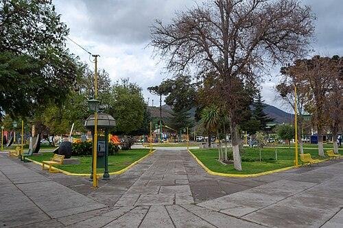 Vista de senderos y áreas verdes en la Plaza de Armas de La Cruz, Chile.